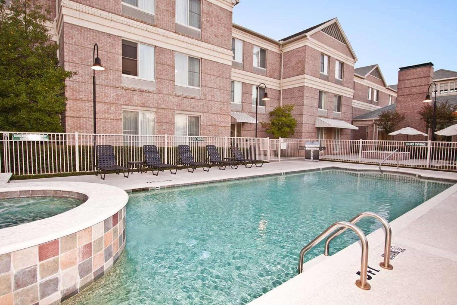 Hilton Garden Inn Addison Main image 2